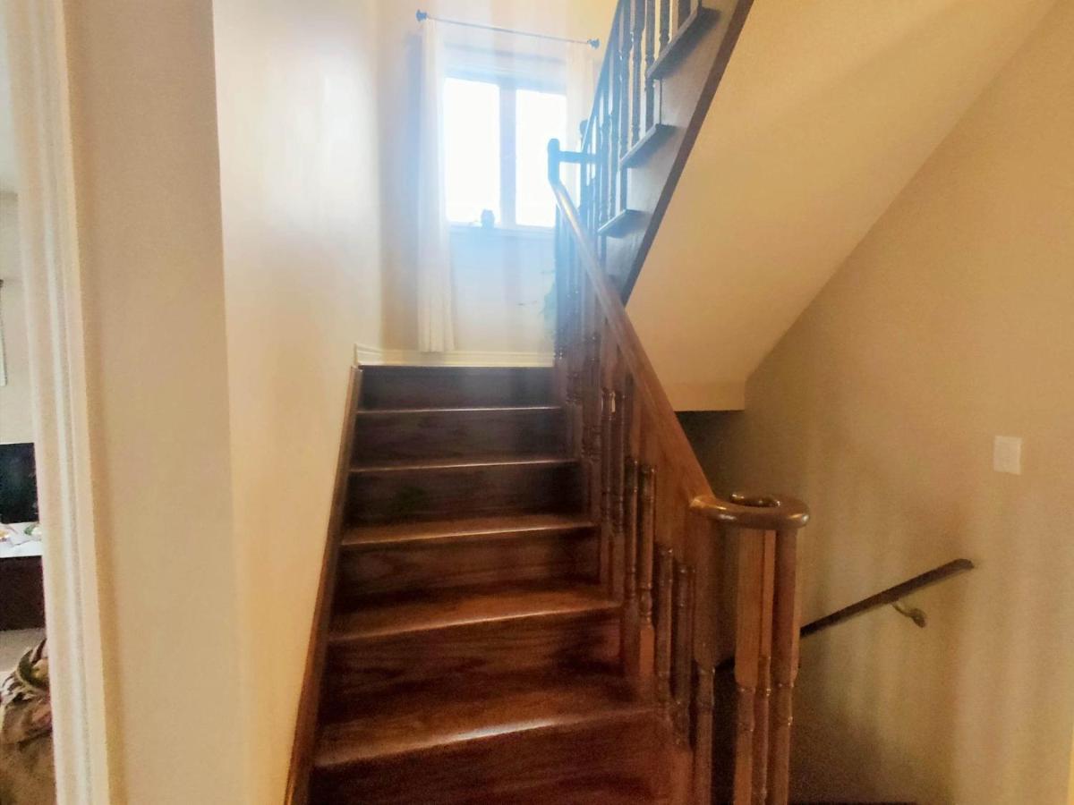 Affordable Room With Free Parking In Newmarket On エクステリア 写真