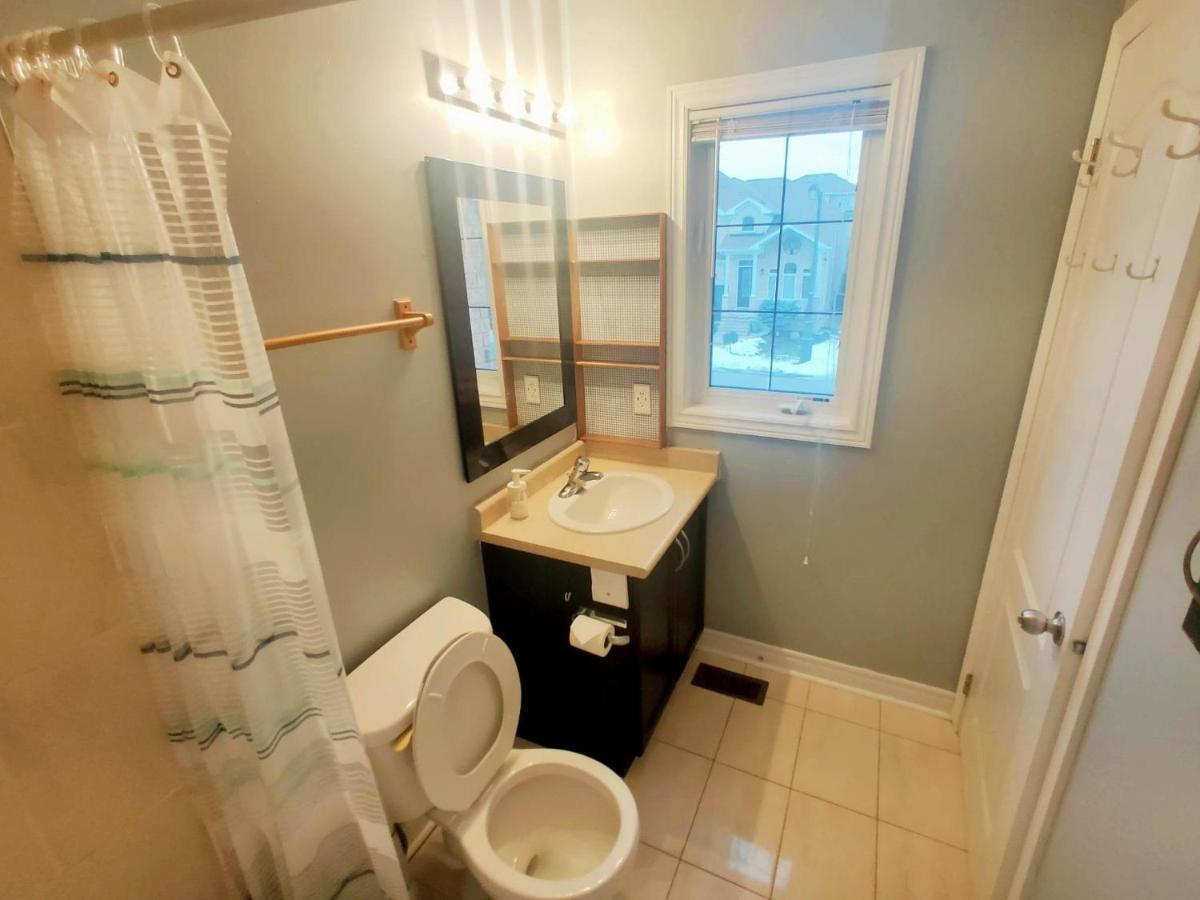 Affordable Room With Free Parking In Newmarket On エクステリア 写真