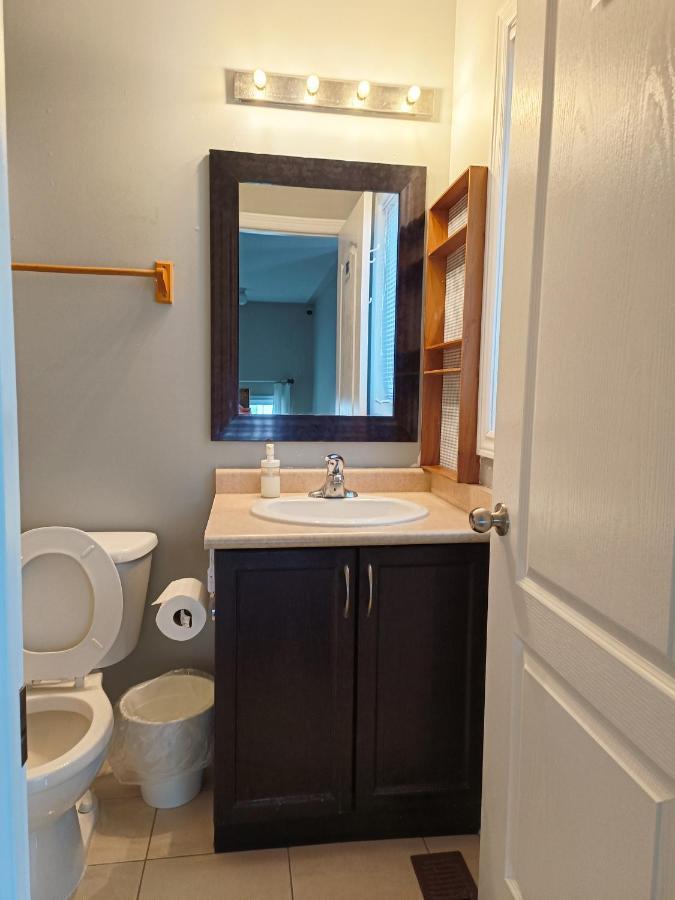 Affordable Room With Free Parking In Newmarket On エクステリア 写真