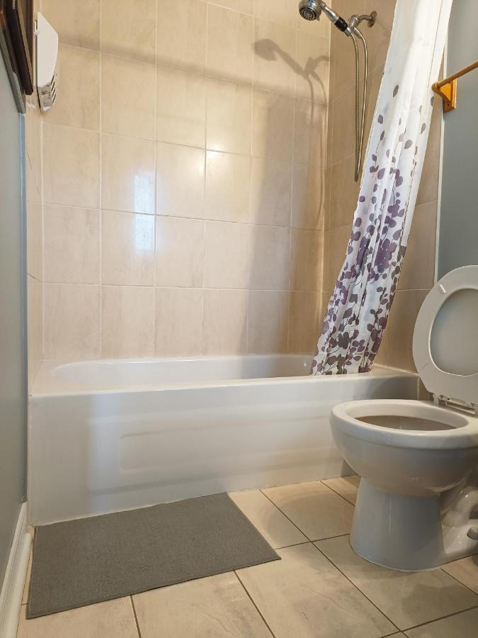 Affordable Room With Free Parking In Newmarket On エクステリア 写真