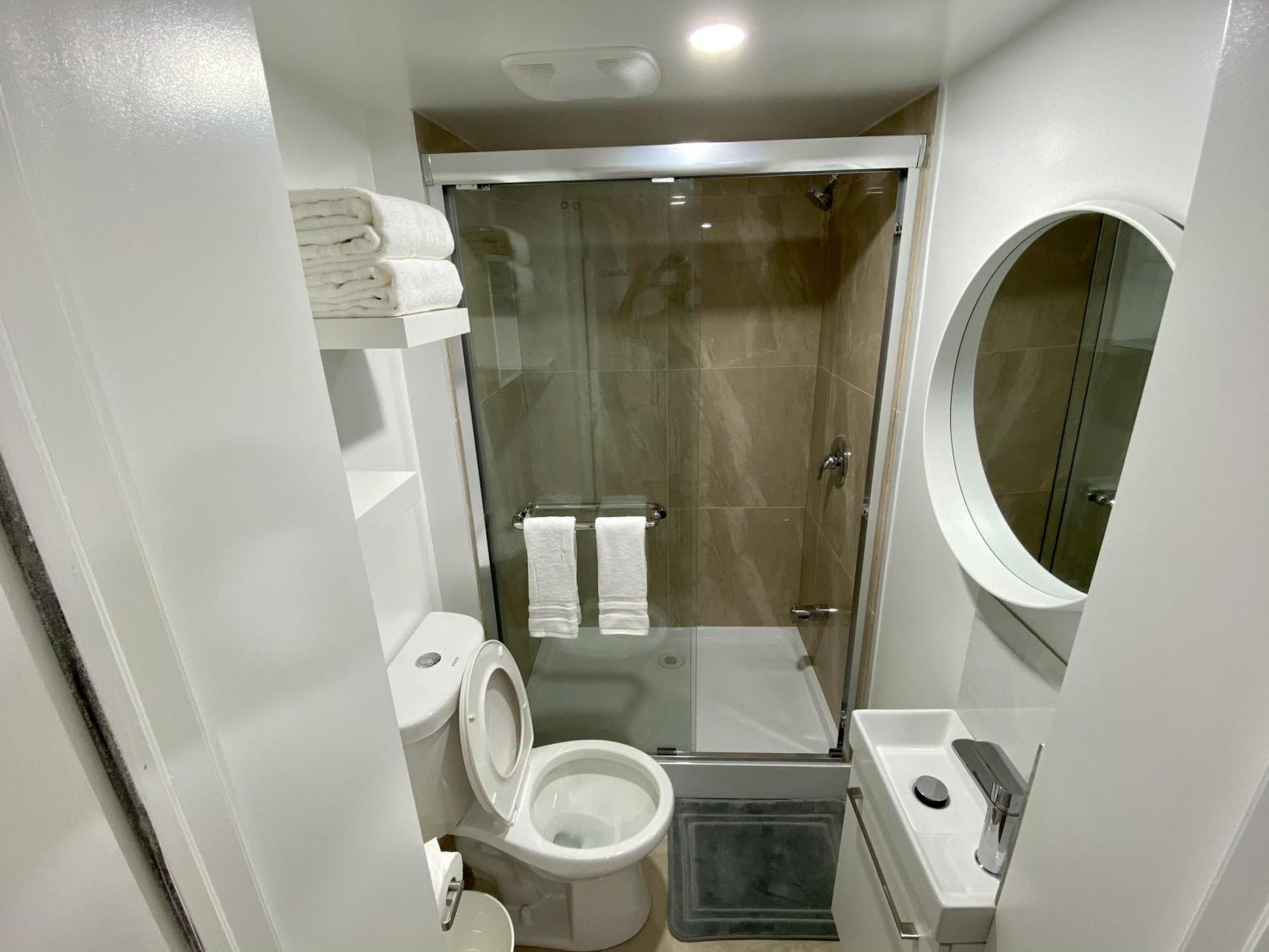 Affordable Room With Free Parking In Newmarket On エクステリア 写真